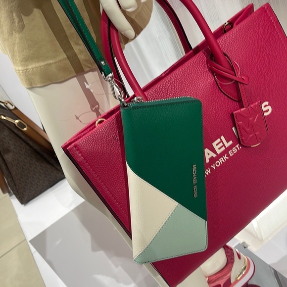 MICHAEL KORS LARGE TRAVEL CONTINENTAL WRISTLET WALLET PHONEHOLDER Palmetto Green - Picture 6 of 16